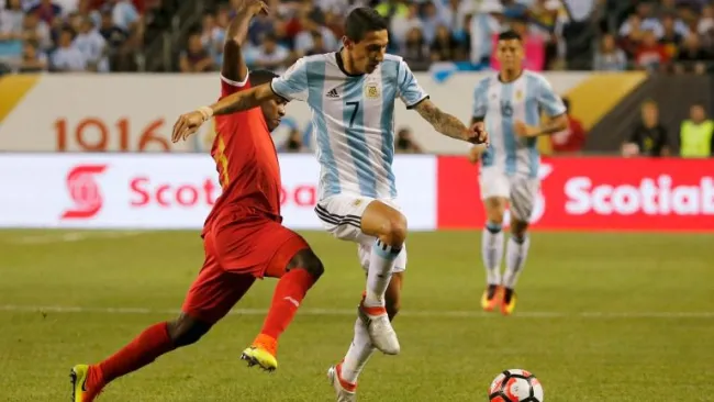Di María disputa un balón en un partido con Argentina