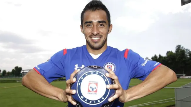Rafael Baca posa para RÉCORD con la playera de Cruz Azul