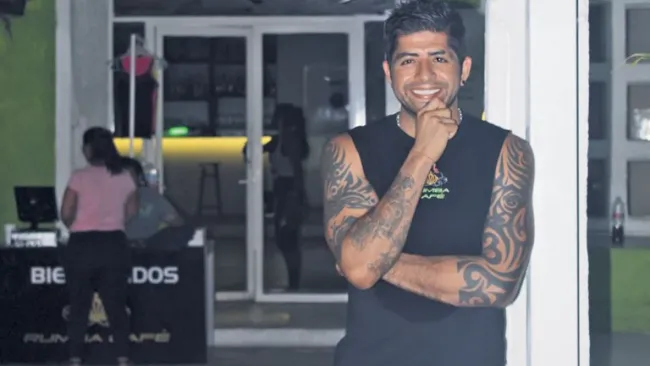 Odín Patiño posa en su academia de baile y bar en Mérida, Yucatán 