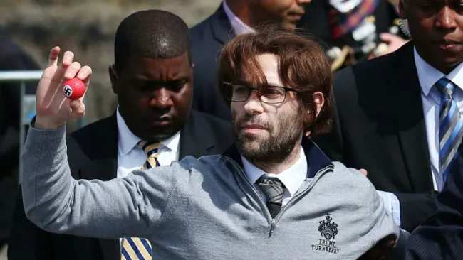 Lee Nelson muestra una de las pelotas de golf