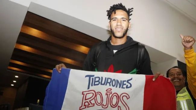 Gallese posa con la bandera de Tiburones Rojos