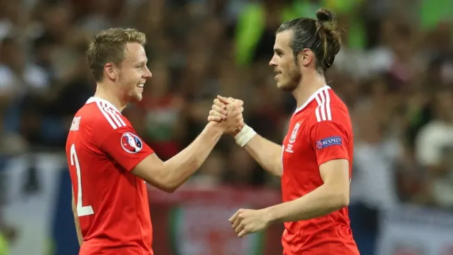 Bale y Gunter celebran tras un partido de Euro