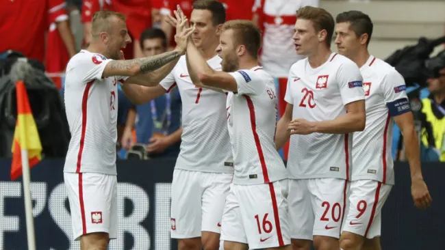 Jugadores de Polonia celebran el pase a Cuartos de Final