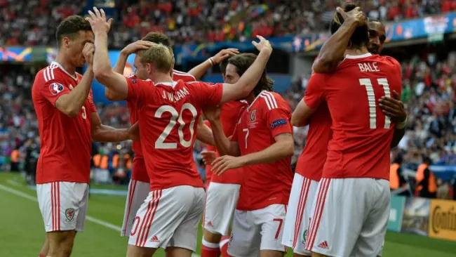 Elementos de Gales celebran el tanto del triunfo en Octavos de Final