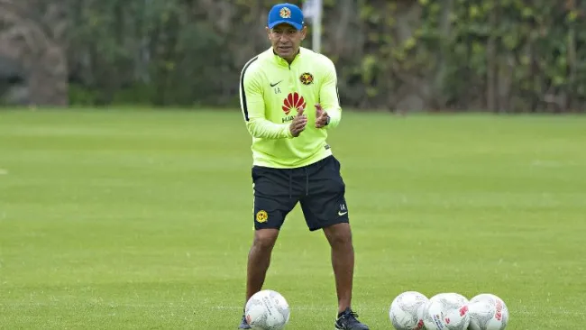 Ignacio Ambriz durante un entrenamiento del América