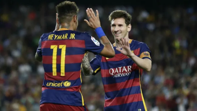 Neymar y Messi, felices tras una anotación del Barcelona