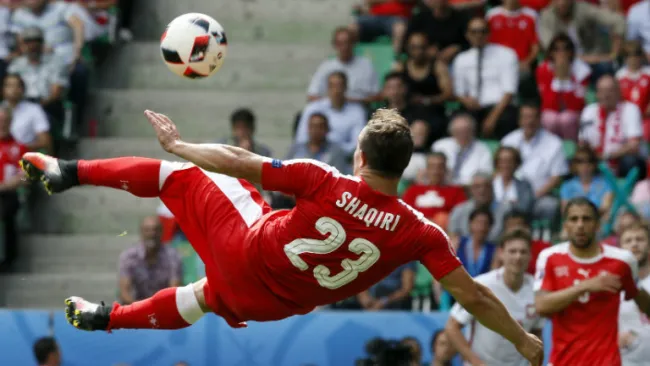 Xherdan Shaqiri hace remate espectacular contra Polonia