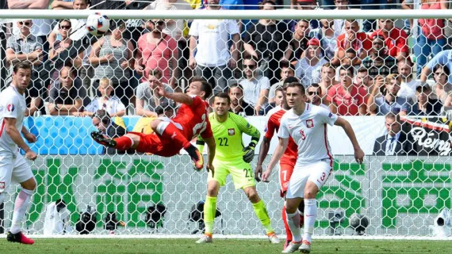 Shaqiri marca golazo de media chilena contra Polonia
