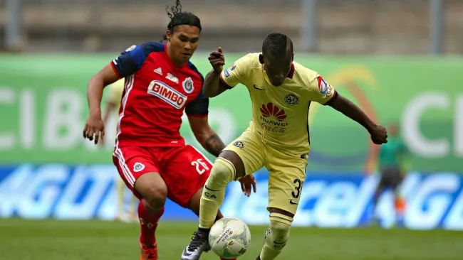 Quintero y Peña pelean el balón