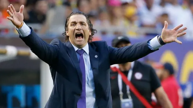 Juan Antonio Pizzi en un partido de la selección chilena