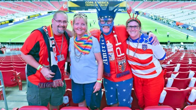 Aficionados estadounidenses se toman una foto en las gradas del estadio