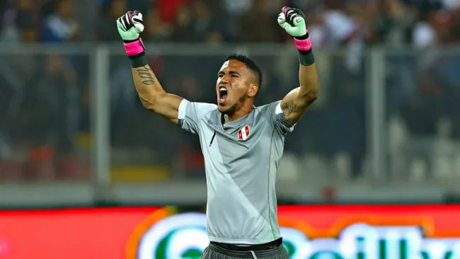 Pedro Gallese en un partido de Perú