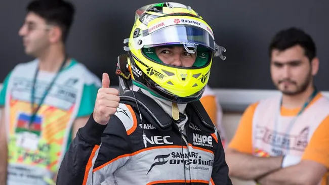 Checo Pérez hace una seña en las qualys del GP de Europa