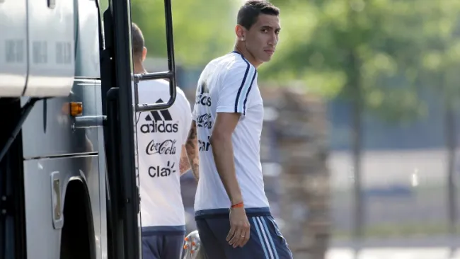 Di María llegando al entrenamiento de la Albiceleste