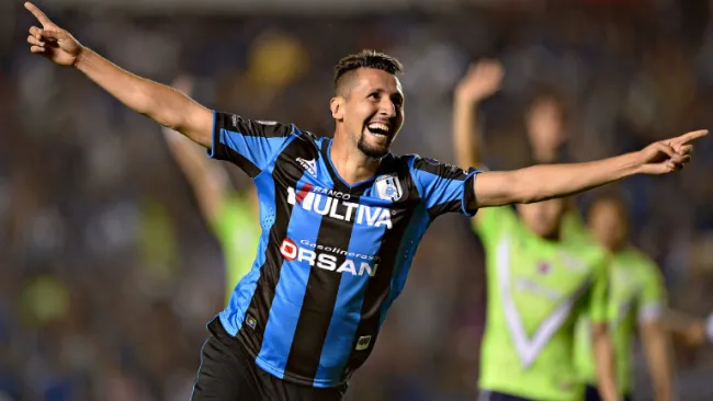 Yasser Corona festeja un gol con Gallos Blancos 