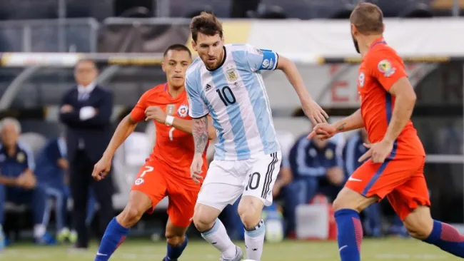Lionel Messi conduce el balón durante la Final