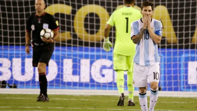 Lionel Messi, lamentando su falla desde los once pasos en CA