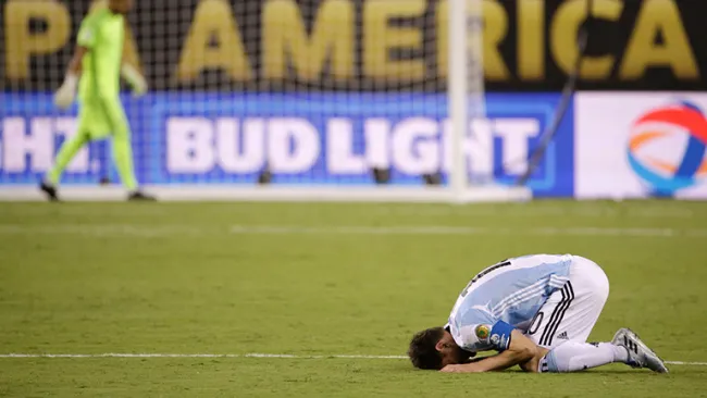 Messi se lamenta tras perder en penaltis contra Chile