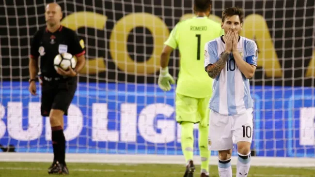 Messi se lamenta tras fallar el penalti