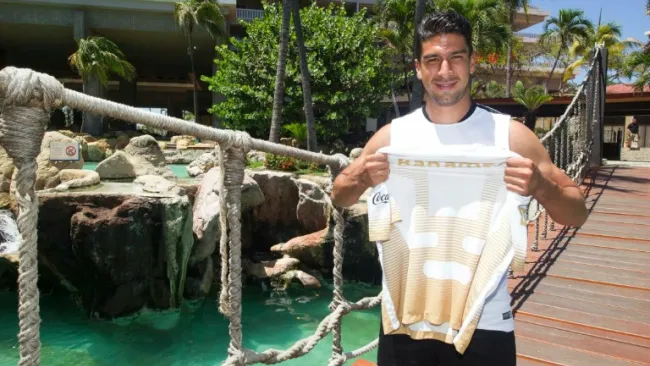 Lalo Herrera mostrando la playera de Pumas