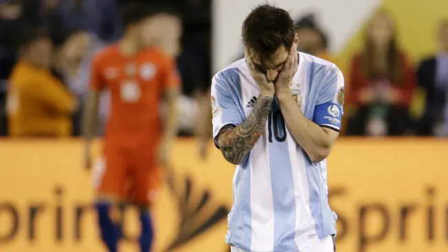 Messi se lamenta tras fallar penalti contra Chile