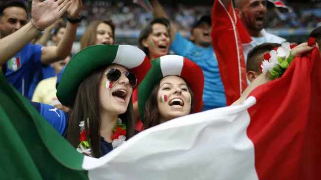 Aficionadas italianas apoyan con todo durante partido contra España