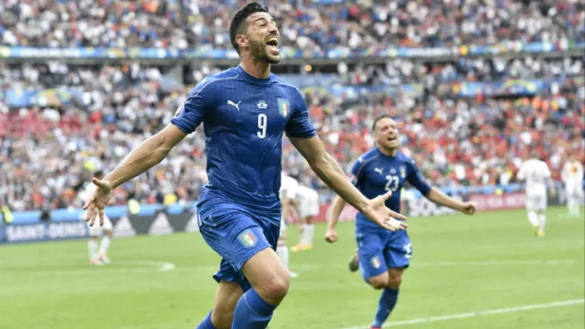 Pellé festeja el 2-0 contra España