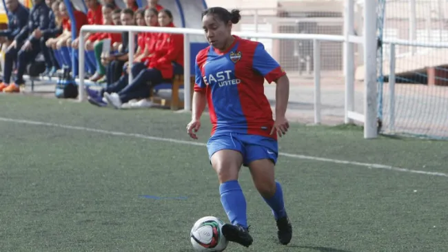 Charlyn Corral disputa partido de Liga