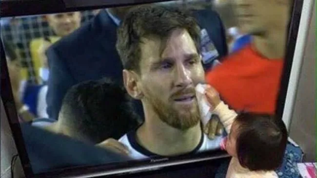 Una niña intenta secar las lágrimas de Messi tras la pantalla del televisor