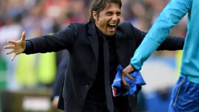Conte festeja la victoria de Italia