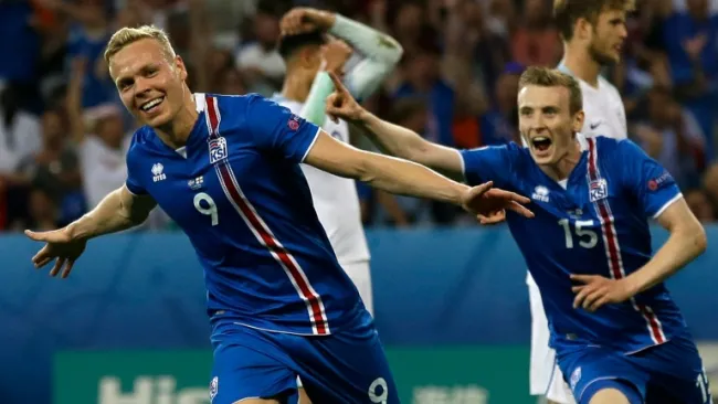 Sigthórsson, festejando su anotación contra Inglaterra