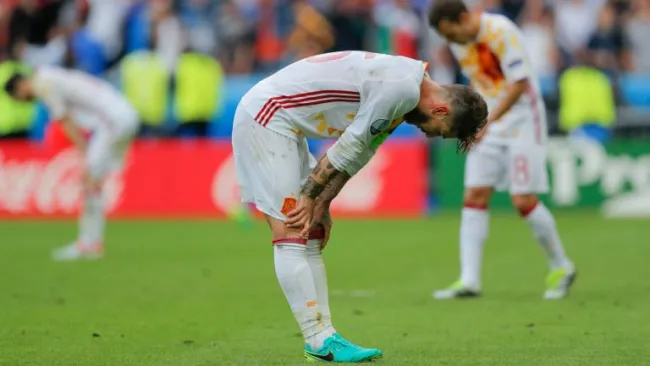 El defensor madridista, Sergio Ramos, lamenta la eliminación de España frente a Italia