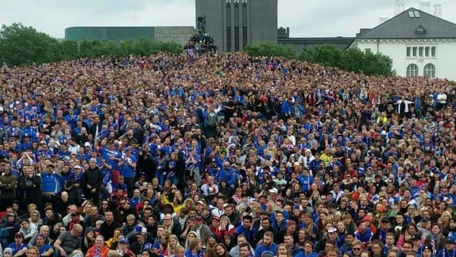 Los aficionados de Islandia siguiendo el juego de su selección en una plaza de Reikiavik