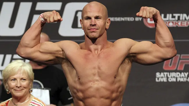 Ryan Jimmo en una ceremonia de pesaje