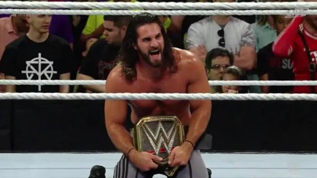 Rollins festeja con el cinturón de campeonato