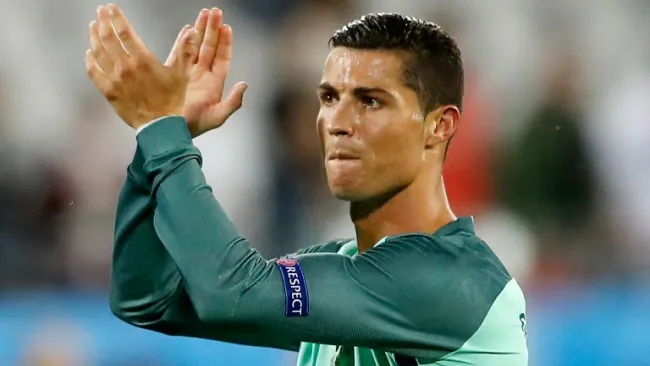 CR7 aplaude al público al término del partido frente a Croacia