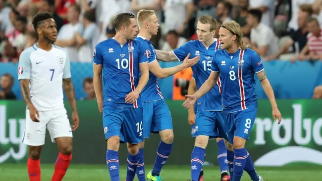 Los jugadores de Islandia celebran un gol