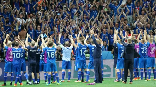 Islandia celebra con sus aficionados tras vencer a Inglaterra 