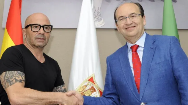 Sampaoli y el presidente del Sevilla, luego de la firma