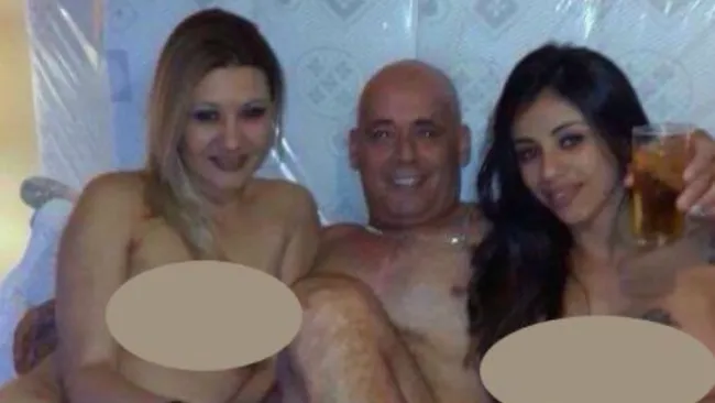 Supuestamente Héber Lopes acompañado de un par de mujeres