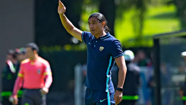 Palencia da indicaciones a sus jugadores durante partido contra el Tri