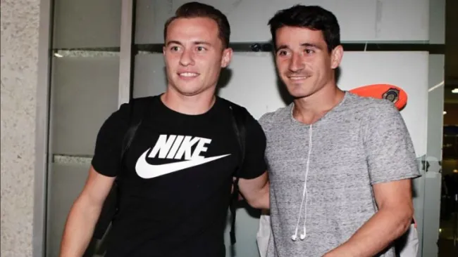 Abraham González y Saúl Berjón, refuerzos españoles de Pumas, en el Aeropuerto Benito Juárez