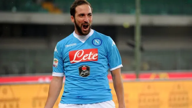 Higuaín festeja un gol con Nápoles en la campaña 2015-2016
