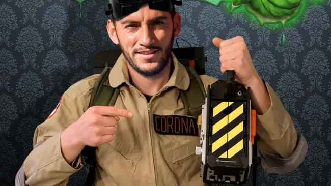 Chuy Corona posa como un Cazafantasma