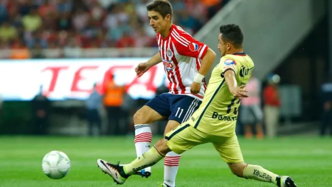 Brizuela toca el balón ante la marca de Mares en uno de los últimas ediciones del Clásico Nacional