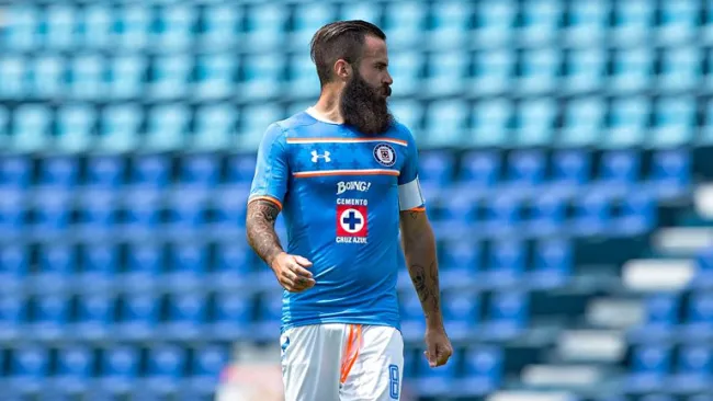 Marc Crosas, disputando un partido con el Cruz Azul