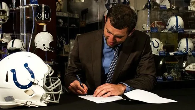 Luck firmando su contrato con los Potros