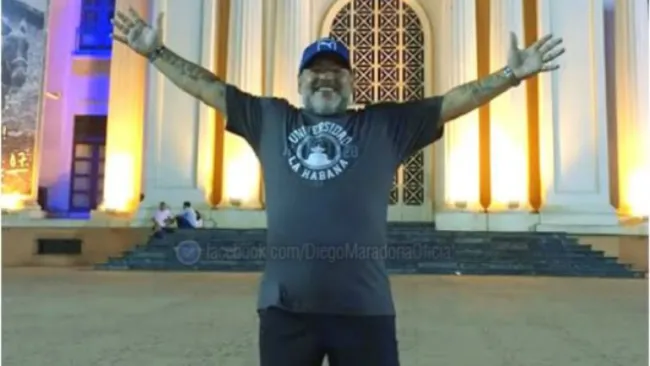 Diego Maradona posa frente al Palacio Nacional de Honduras, en Managua