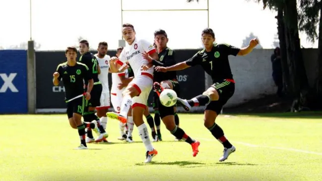 Jugadores del Tri y Toluca pelean el balón