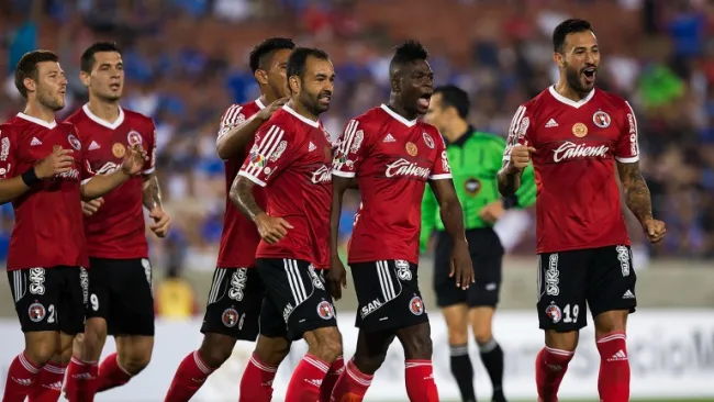 Los jugadores de Tijuana celebran uno de los goles frente a La Máquina